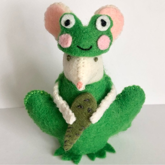 Spring Peeper Green Frog dressed Felt mouse holding a baby  tadpole pollywog - Picture 11 of 13